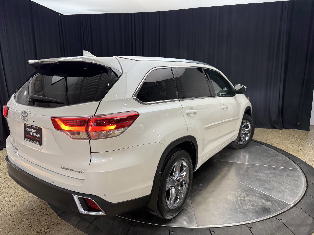 Used 2019 Toyota Highlander Limited Platinum AWD/4WD image 11