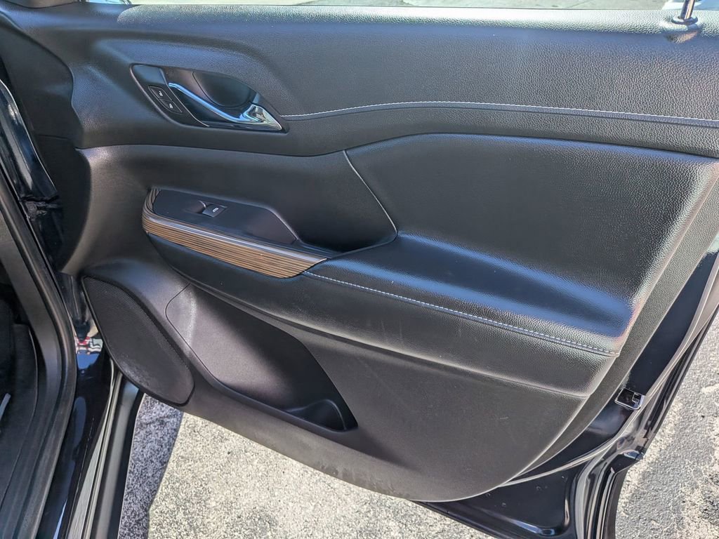 Used 2021 GMC Acadia SLE image 26