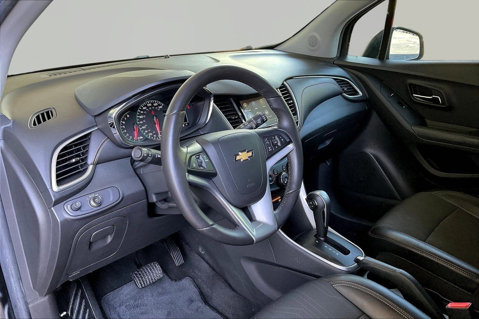 Used 2019 Chevrolet Trax LT w/ LT Convenience Package FWD image 16