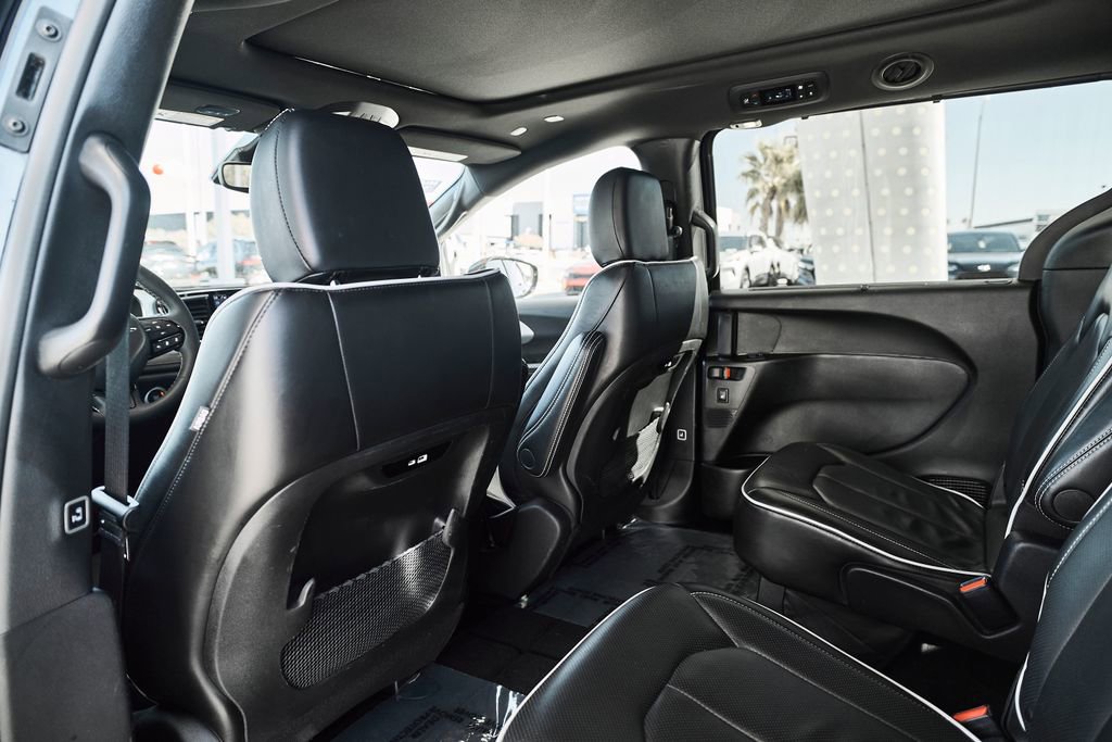 Used 2025 Chrysler Pacifica Limited FWD image 18