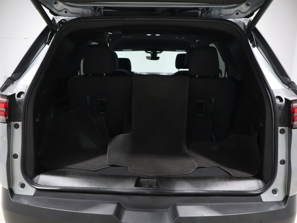 Used 2023 Chevrolet Traverse LT w/ Rear Camera Mirror Package image 21