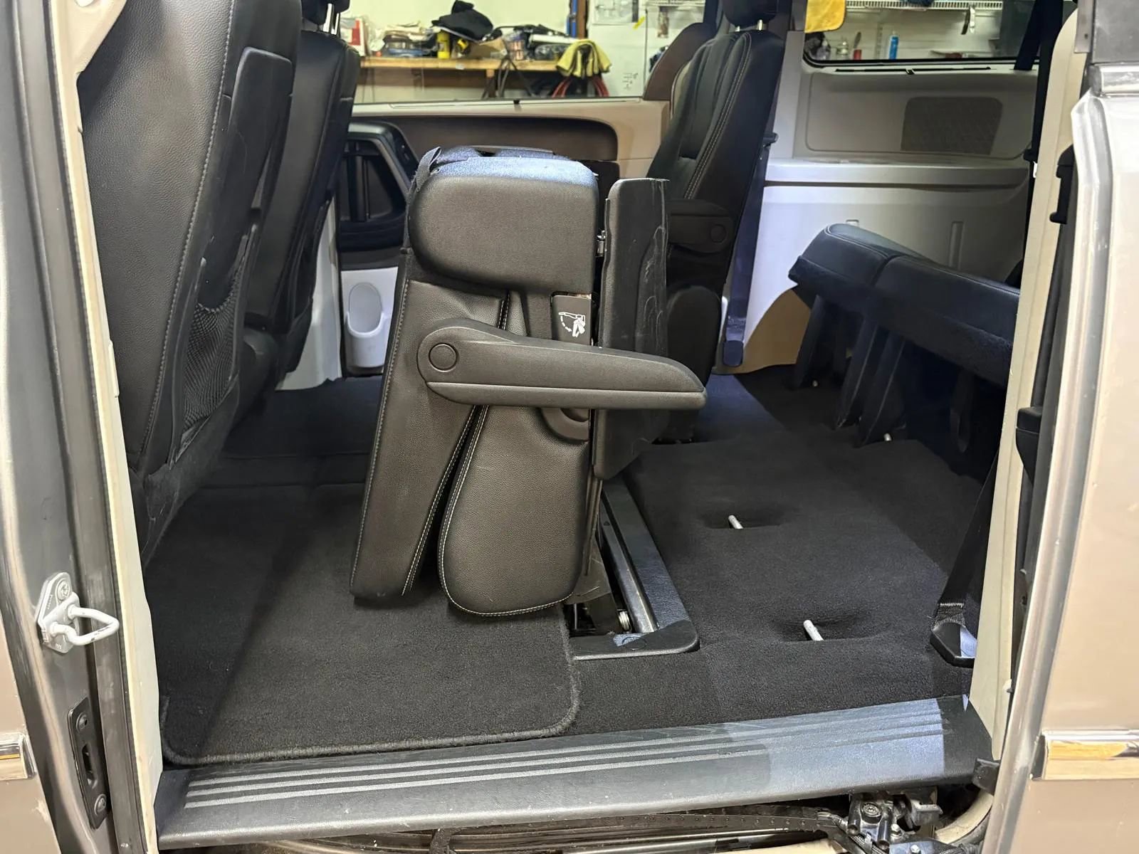 Used 2015 Chrysler Town & Country Touring-L w/ Driver Convenience Group image 30