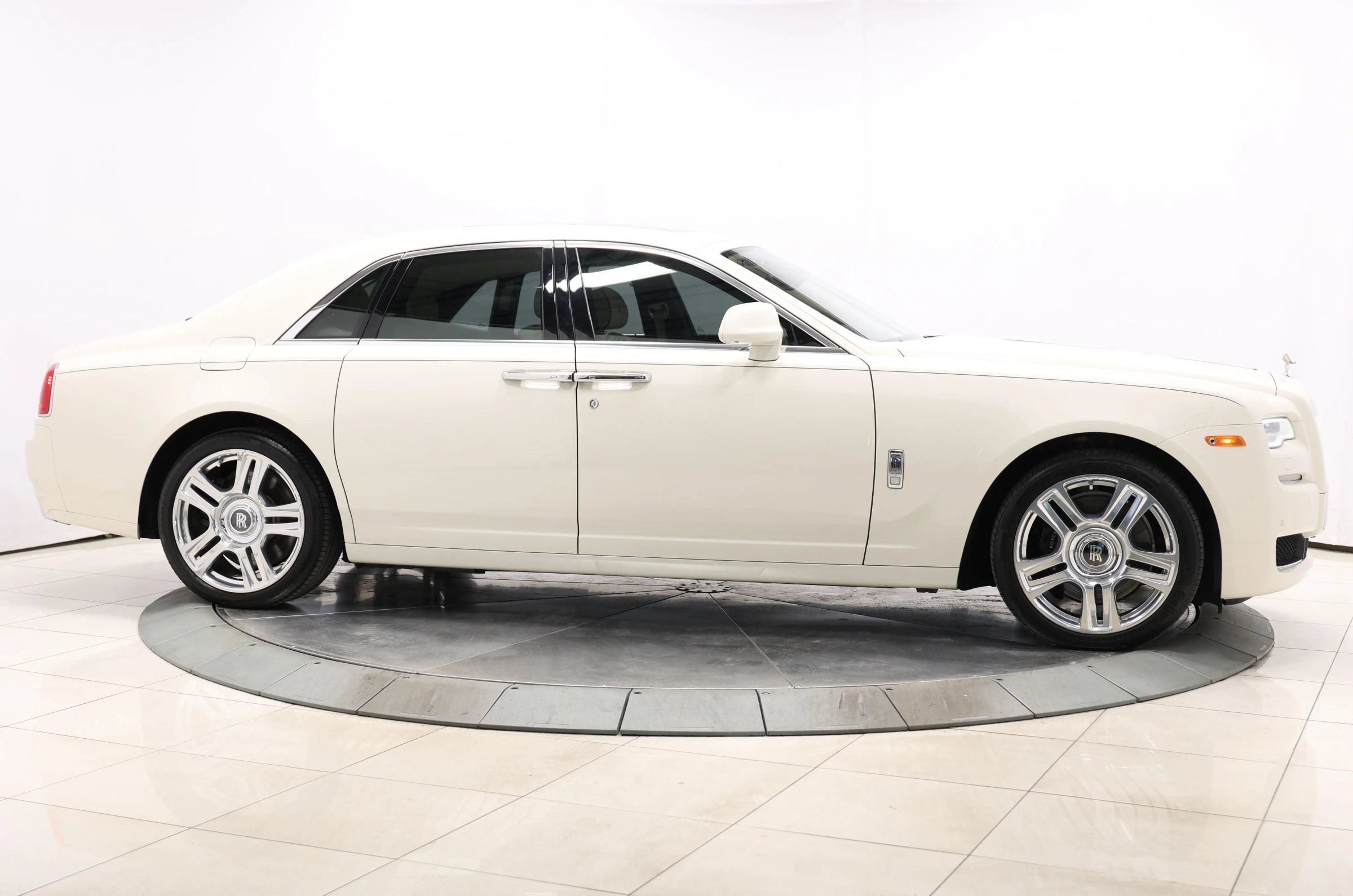 Used 2016 Rolls-Royce Ghost RWD image 81