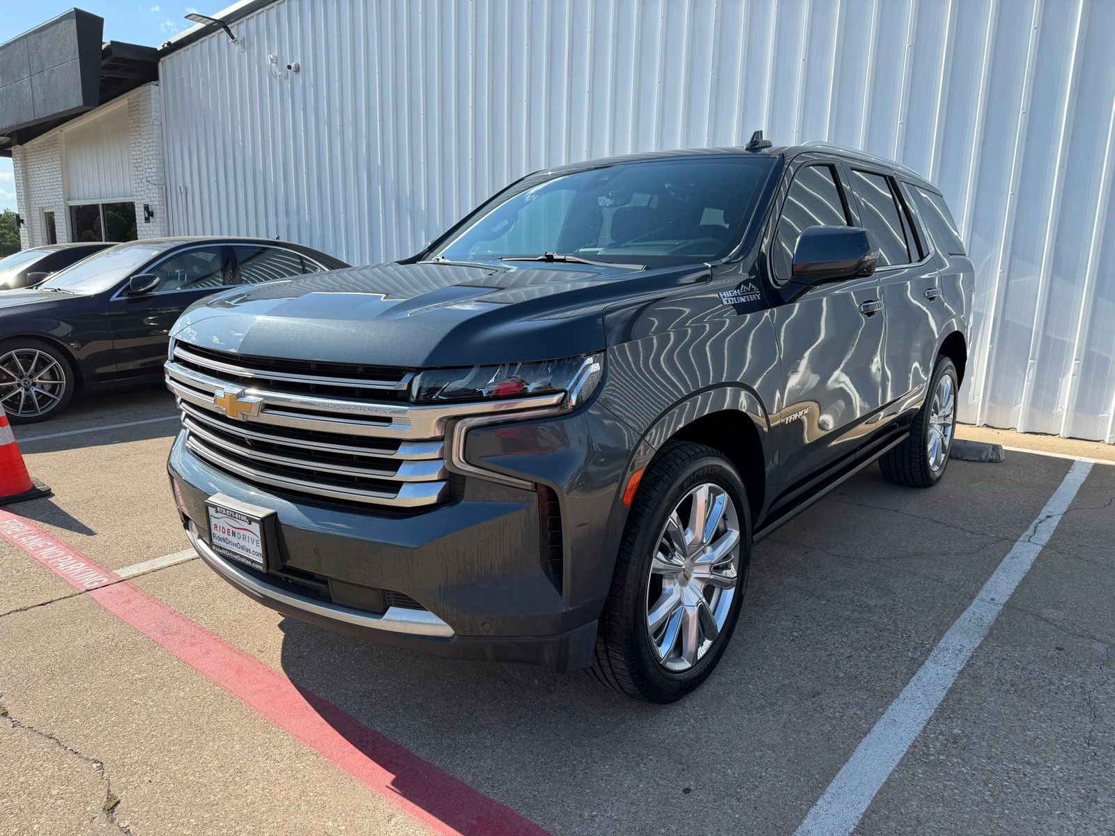Used 2021 Chevrolet Tahoe High Country w/ Premium Package RWD image 1