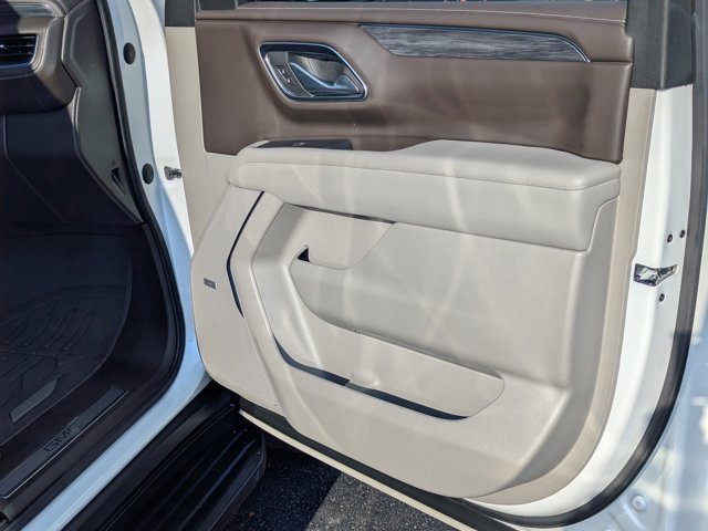 Used 2023 GMC Yukon SLT w/ SLT Luxury Package image 13