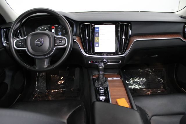 Used 2021 Volvo S60 T5 Momentum FWD image 2