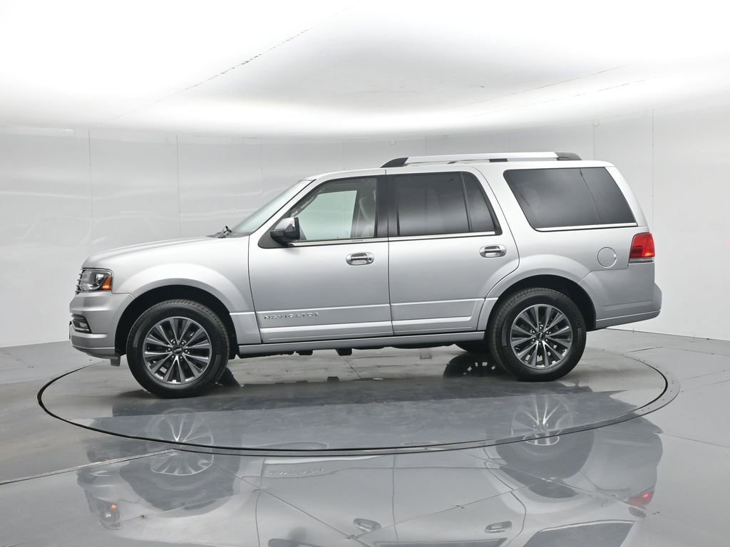 Used 2017 Lincoln Navigator Select image 13