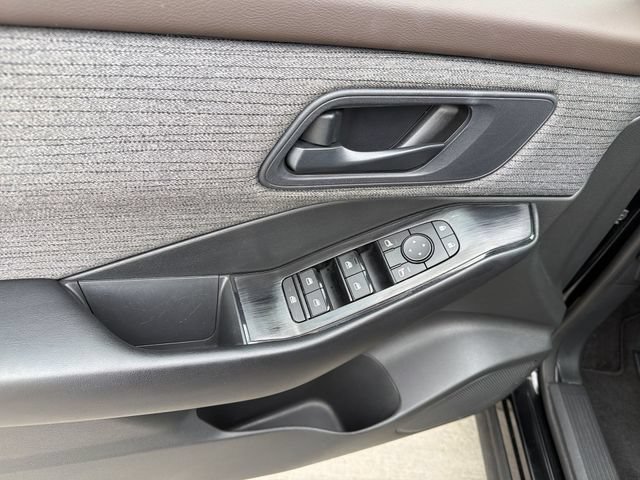 Used 2023 Nissan Rogue S AWD/4WD image 15