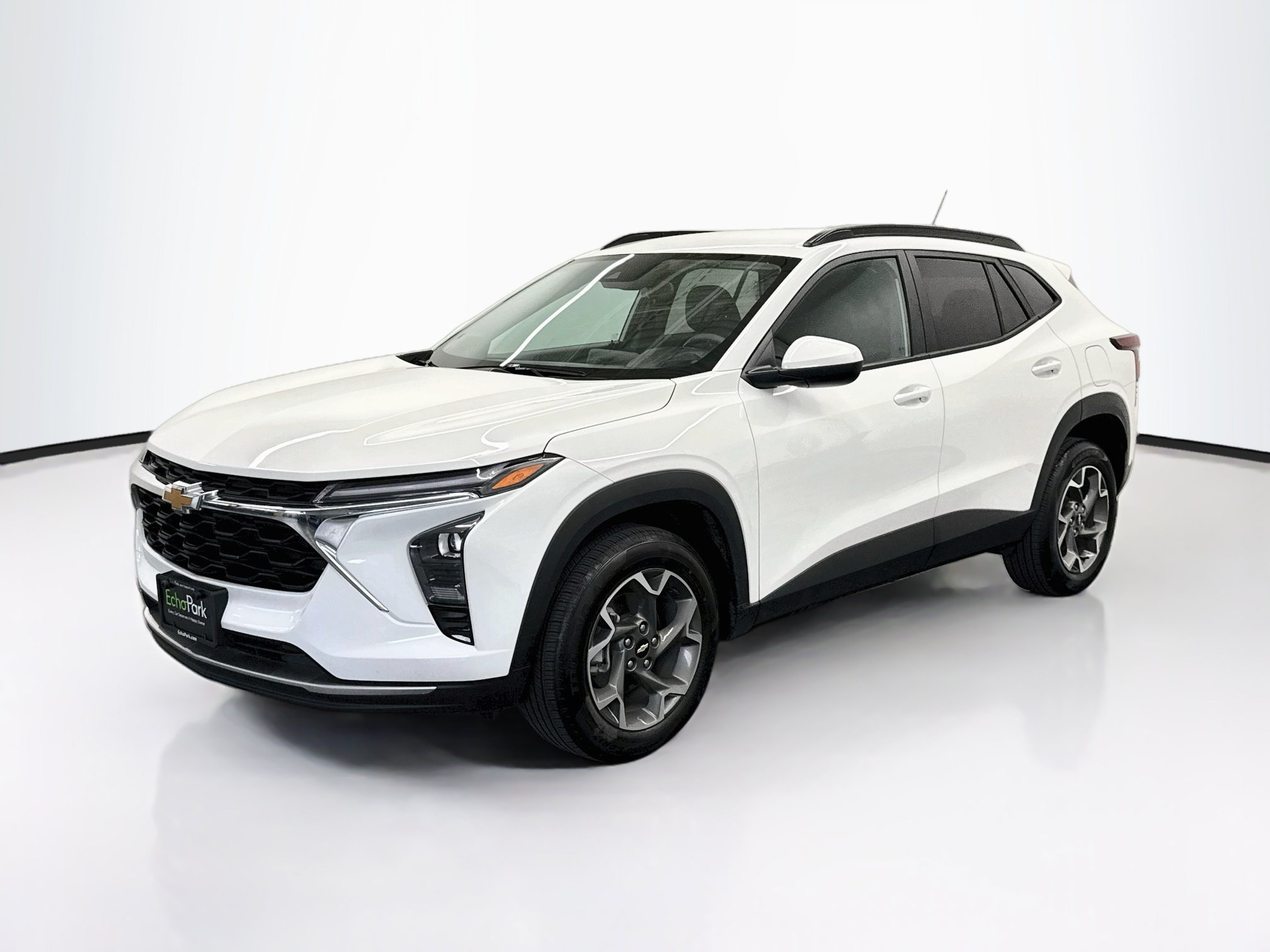 Used 2025 Chevrolet Trax LT FWD image 3