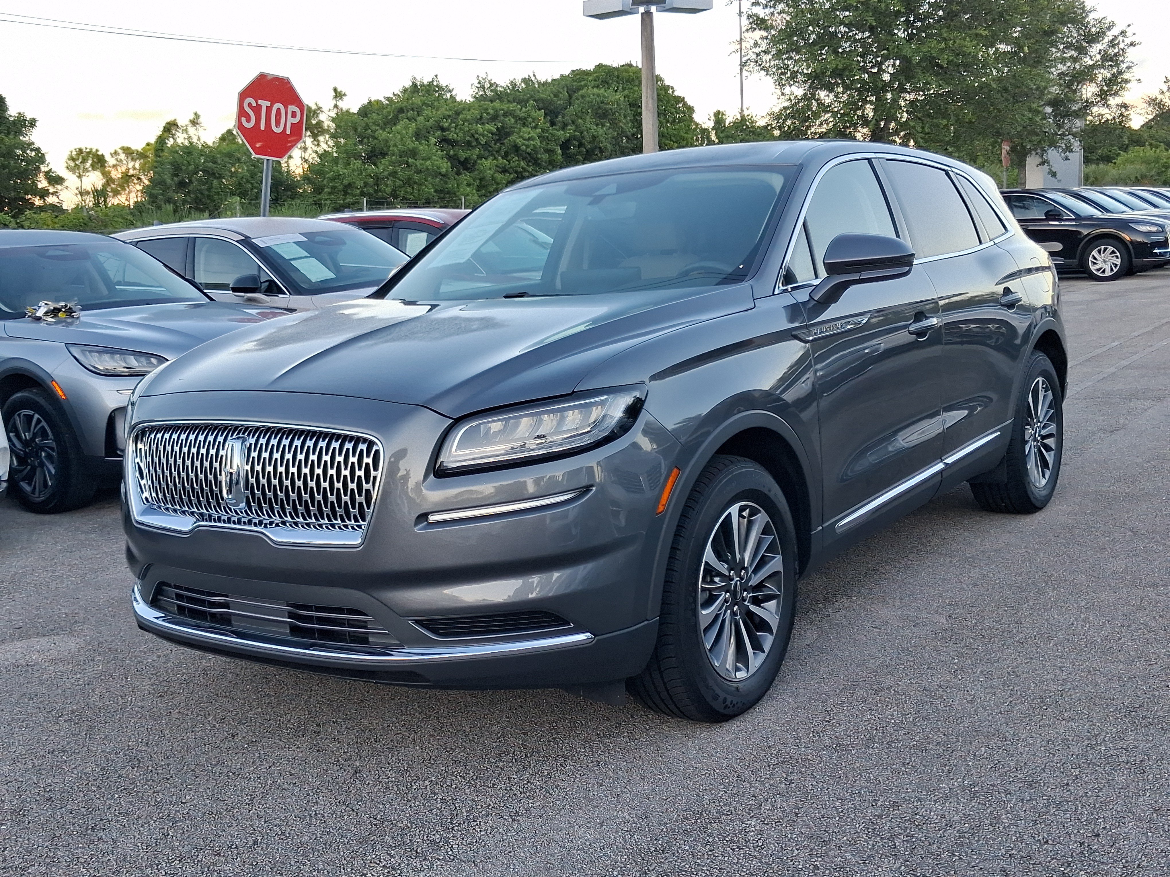 Used 2023 Lincoln Nautilus FWD image 2