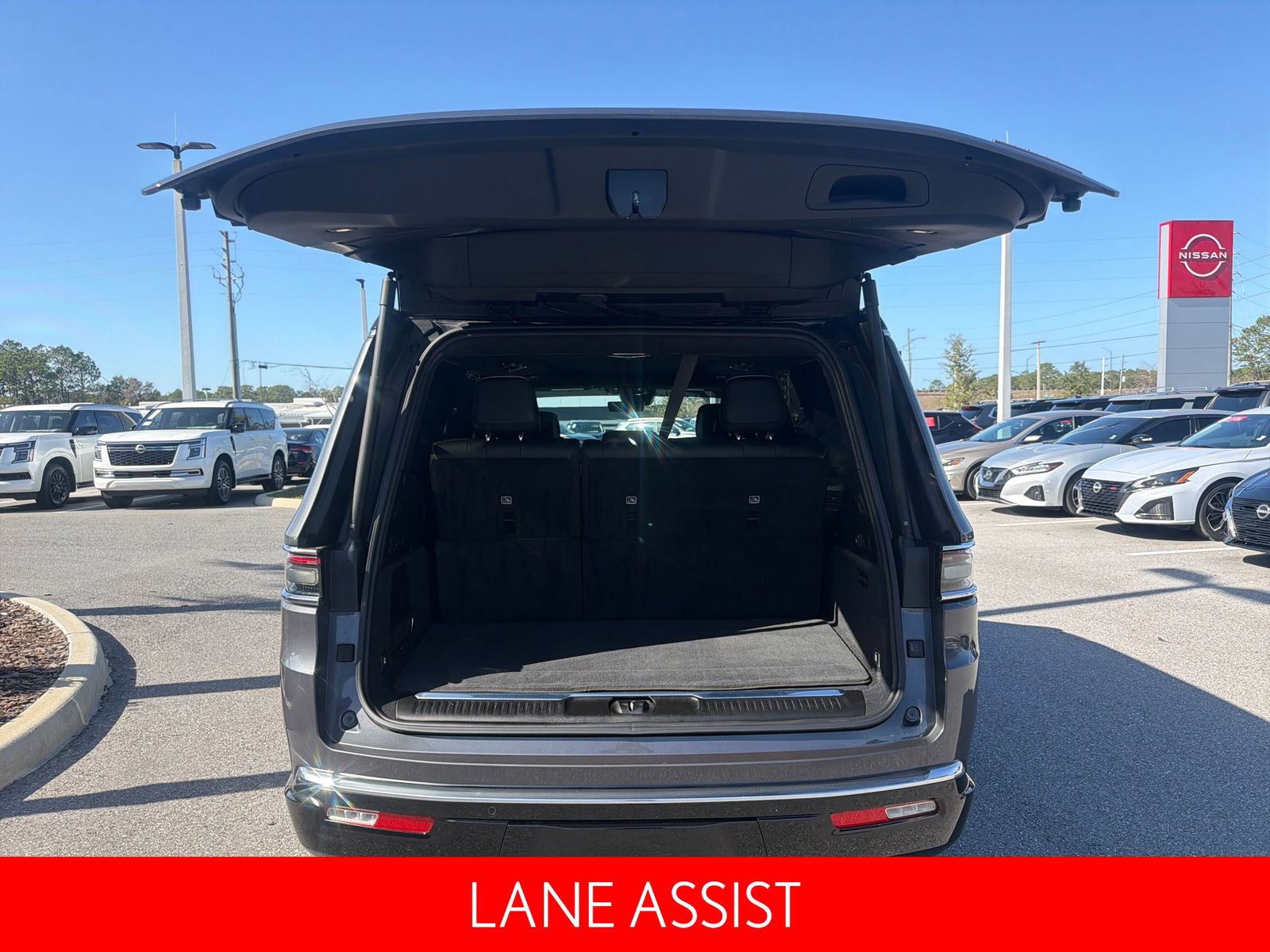 Used 2024 Jeep Grand Wagoneer Series III image 11