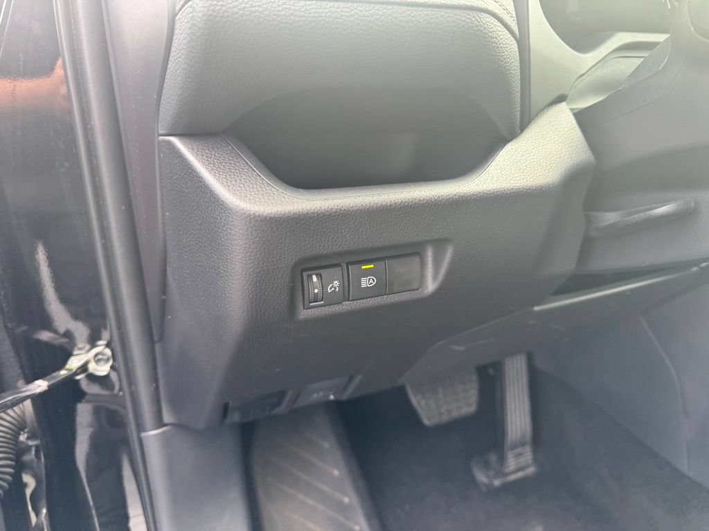 Used 2025 Toyota RAV4 XLE AWD/4WD image 4