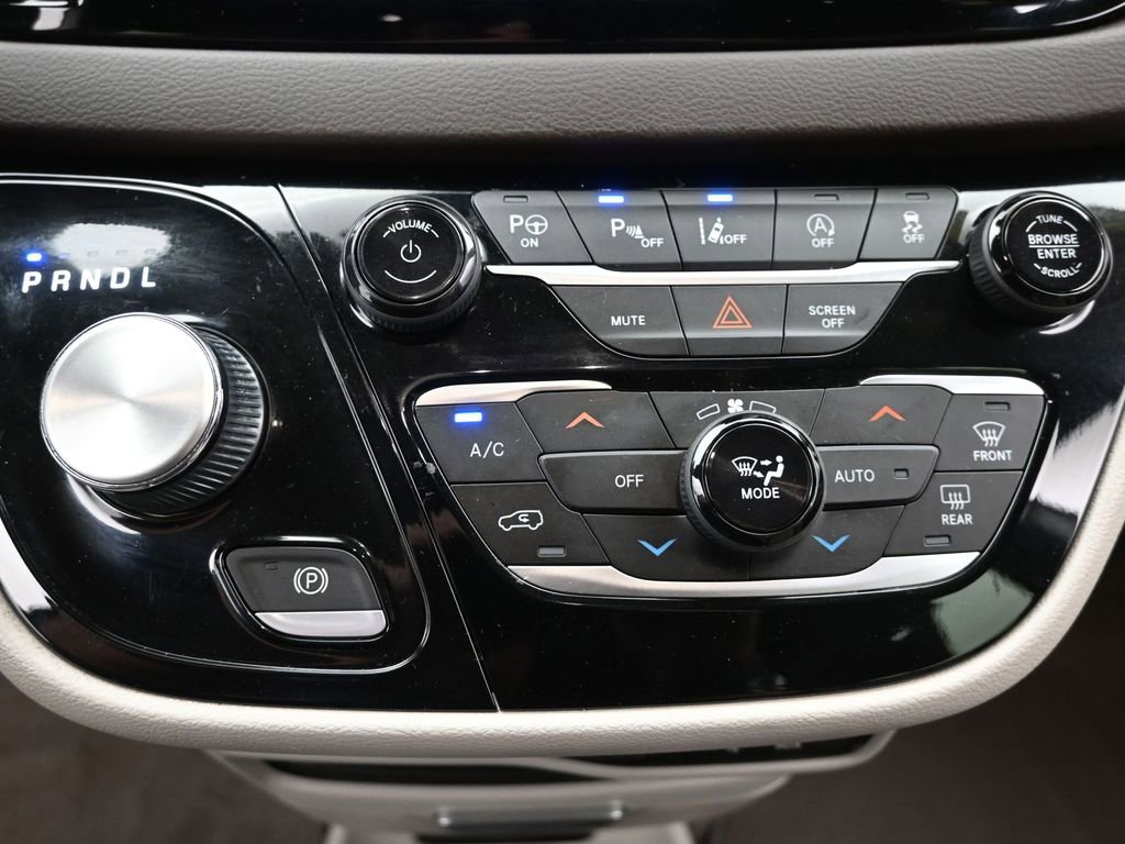 Used 2020 Chrysler Pacifica Touring w/ Advanced Safetytec Group image 16