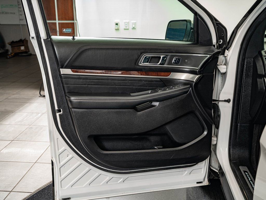 Used 2017 Ford Explorer Platinum image 18