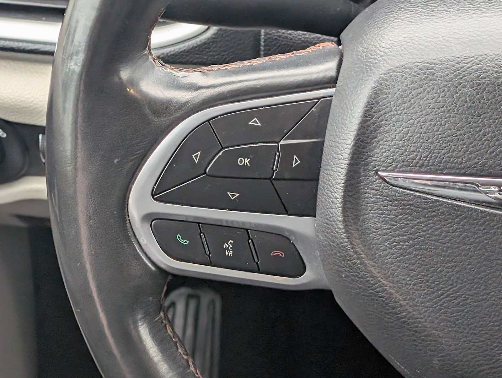 Used 2020 Chrysler Pacifica Touring-L w/ Tire & Wheel Group FWD image 15