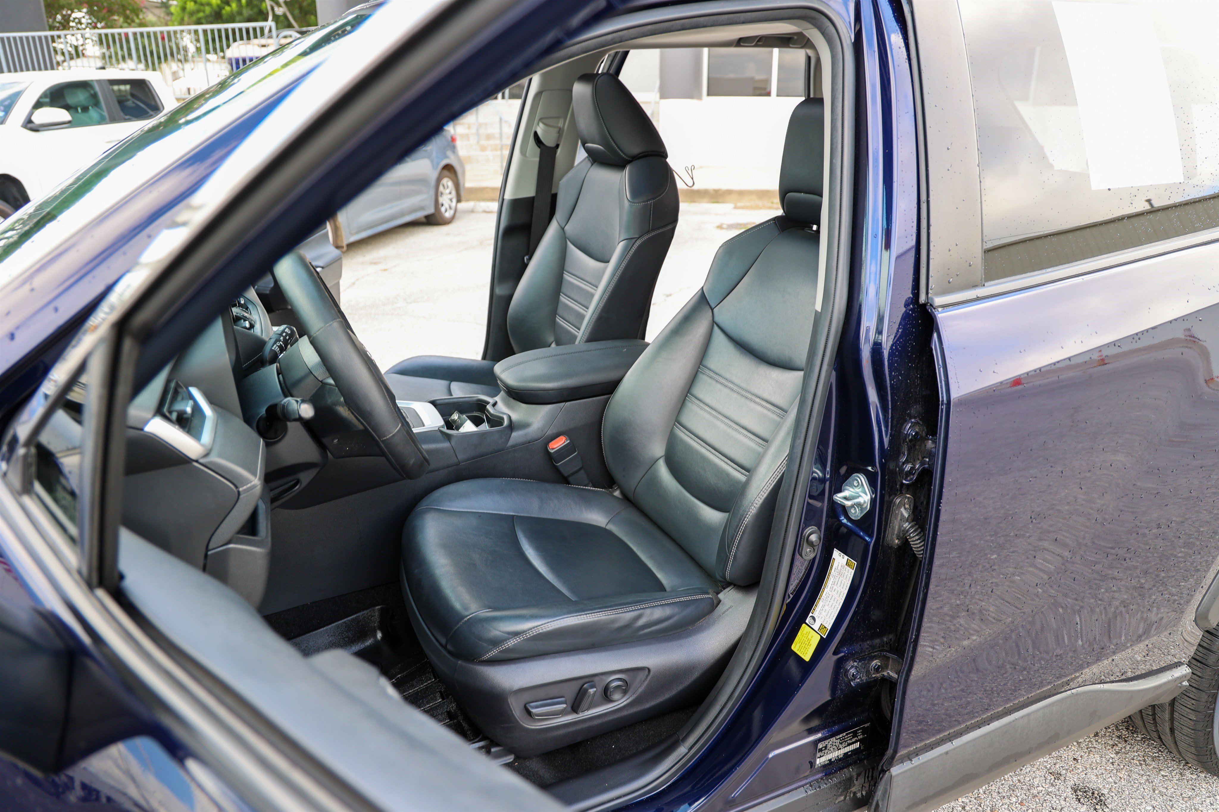 Used 2020 Toyota RAV4 XLE Premium FWD image 32