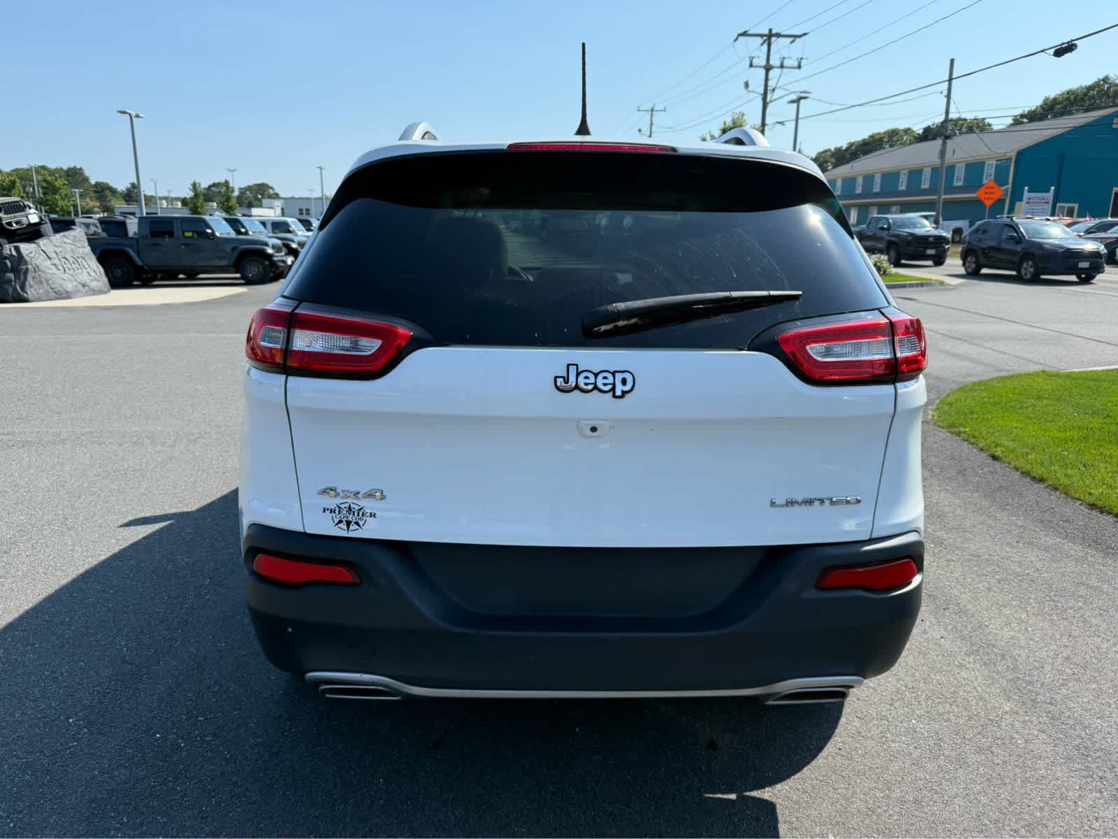 Used 2016 Jeep Cherokee Limited AWD/4WD image 7