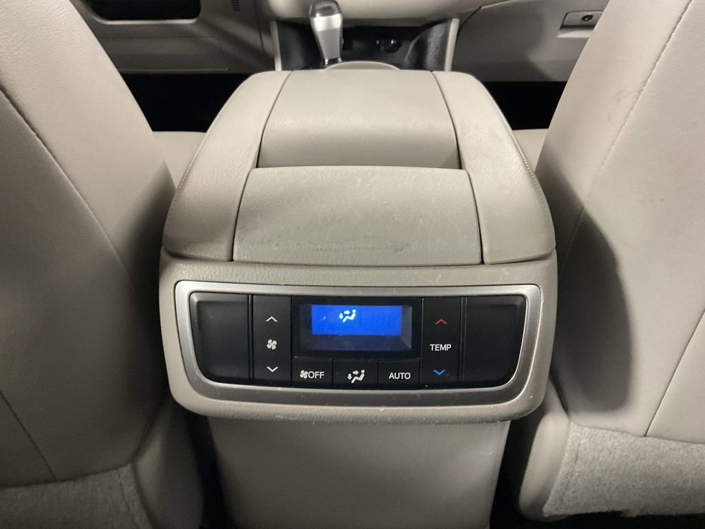 Used 2014 Toyota Highlander XLE image 12