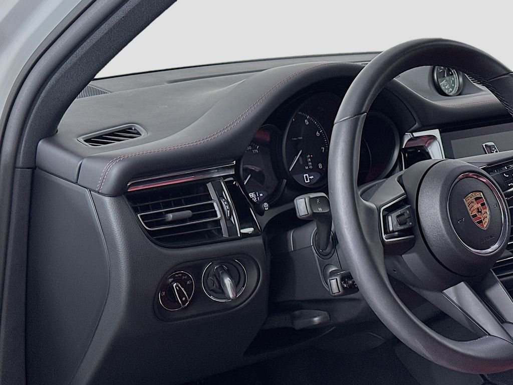 Used 2025 Porsche Macan image 11