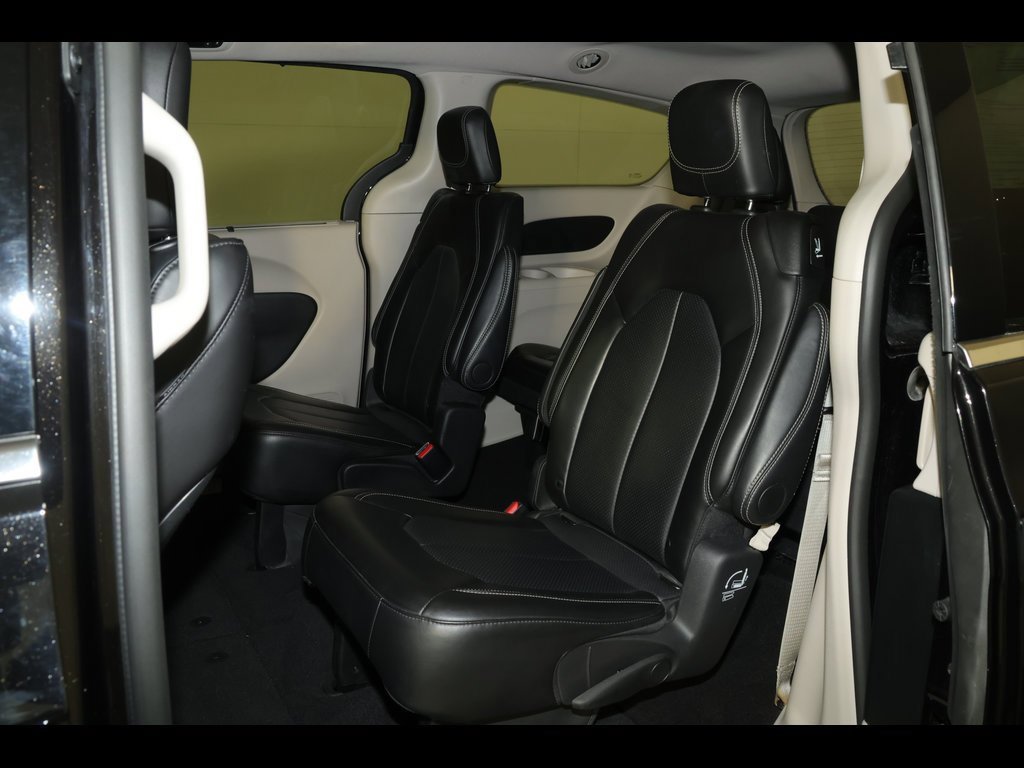 Used 2024 Chrysler Pacifica Touring-L image 15