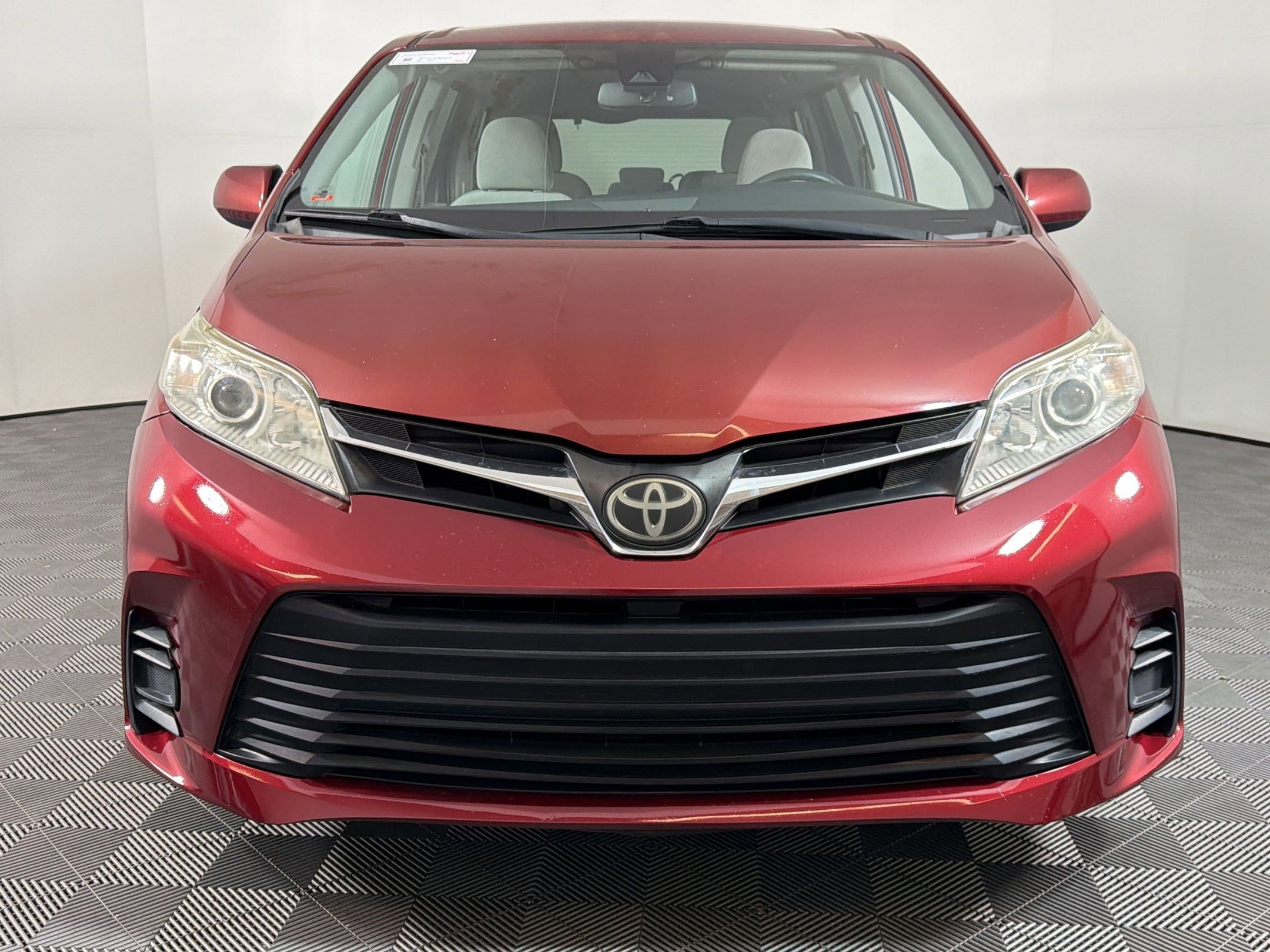 Used 2018 Toyota Sienna LE image 5