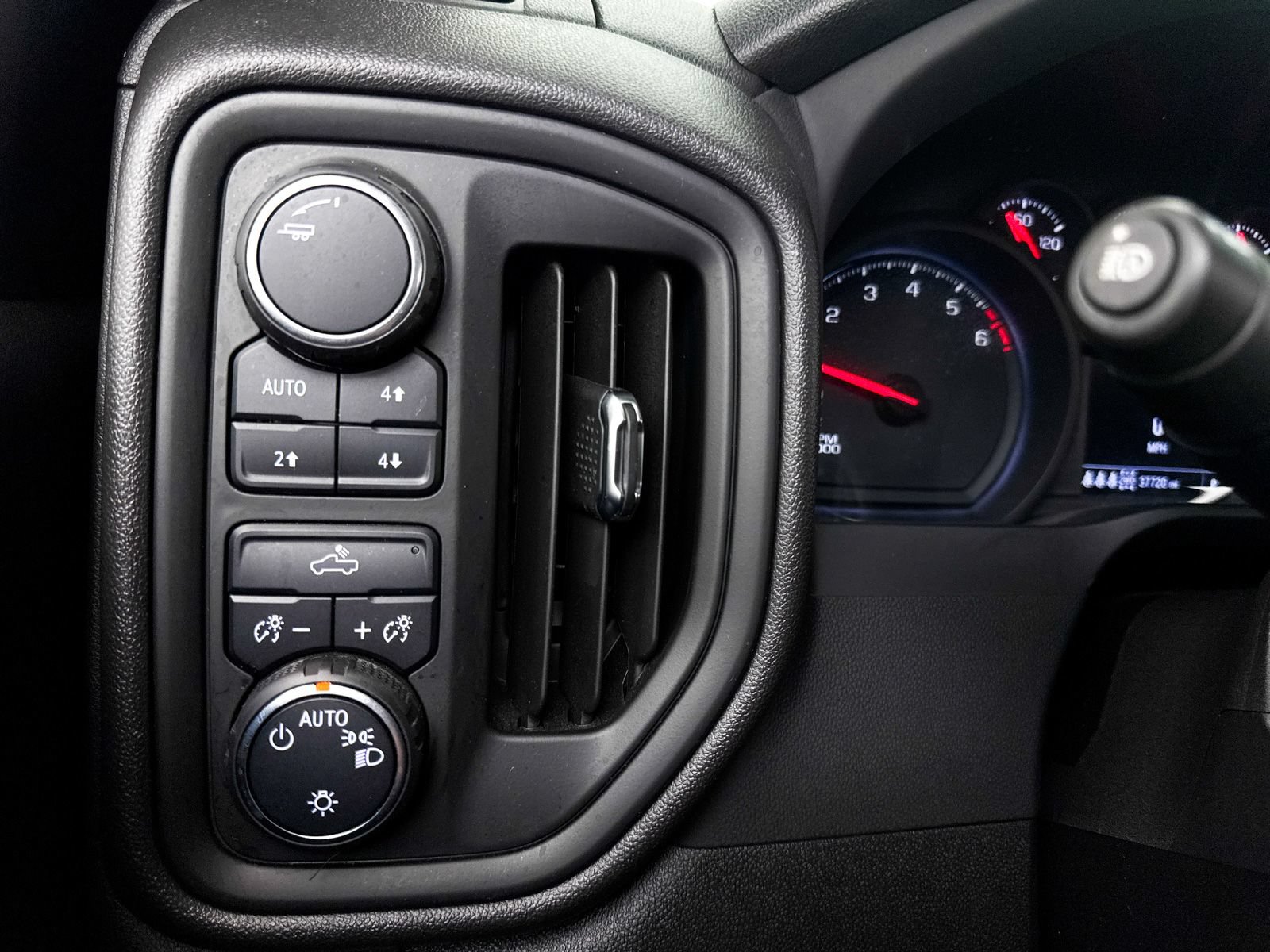 Used 2024 Chevrolet Silverado 1500 Custom Trail Boss w/ Turbomax Blackout Package AWD/4WD image 8