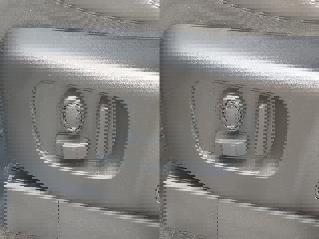 Used 2025 Land Rover Discovery Dynamic SE AWD/4WD image 17