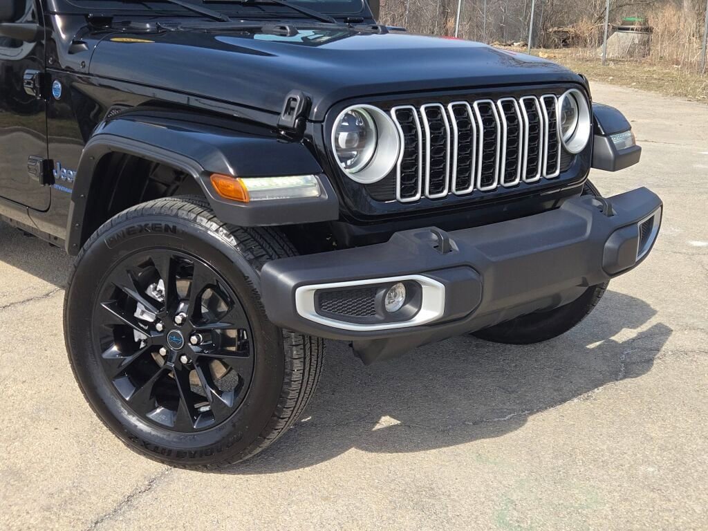 Used 2025 Jeep Wrangler Unlimited Sahara w/ Safety Group image 2