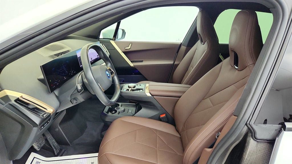 Used 2025 BMW iX xDrive50 AWD/4WD image 18