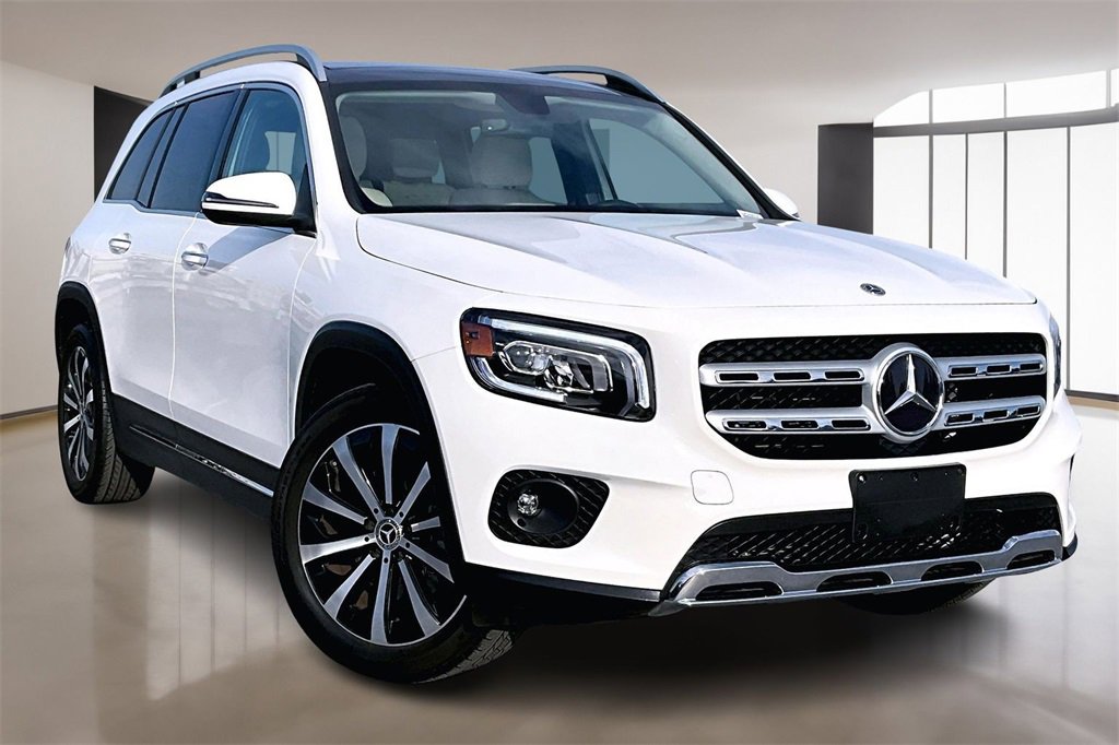 Used 2023 Mercedes-Benz GLB 250 w/ Premium Package image 3