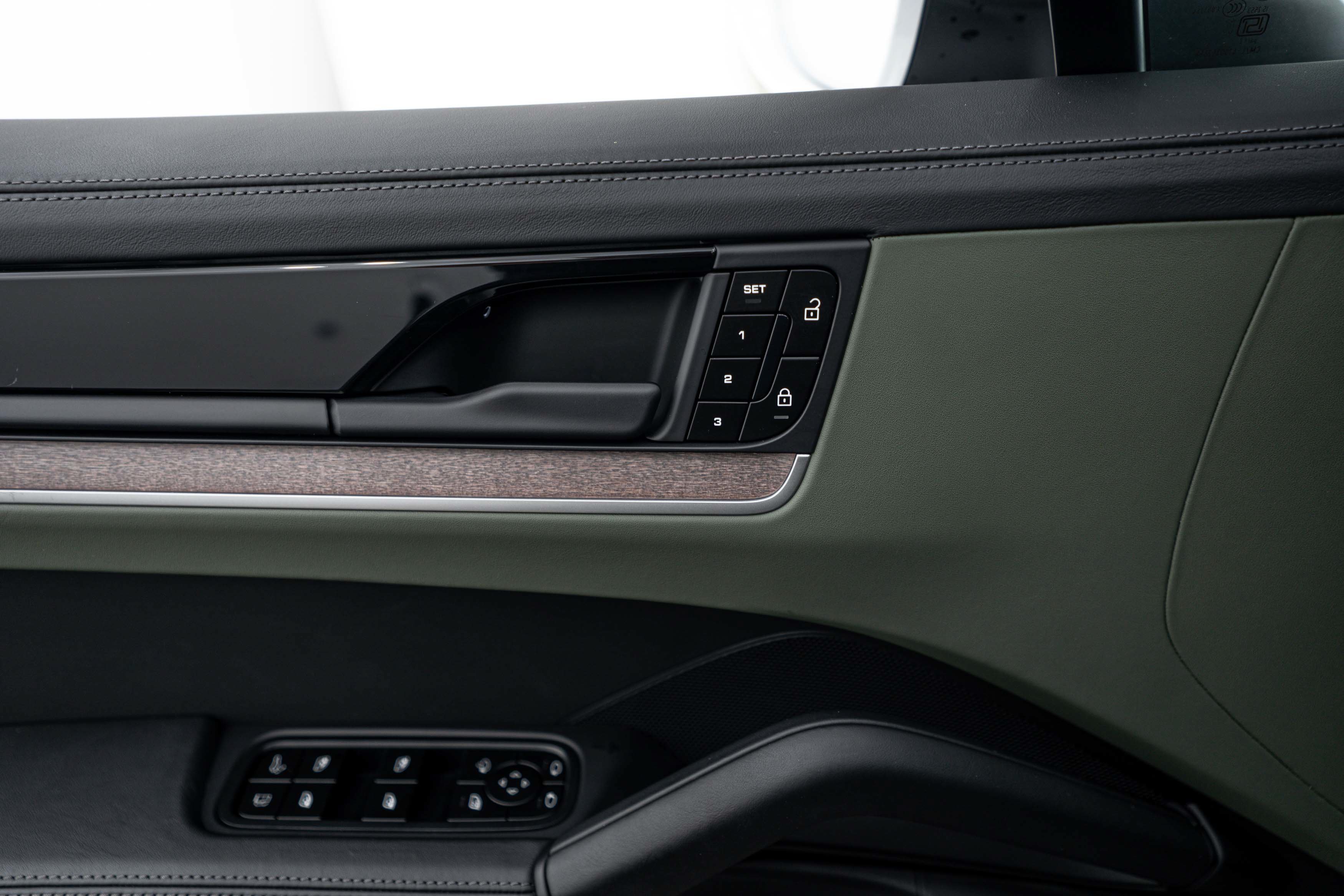 Certified 2025 Porsche Cayenne E-Hybrid Coupe AWD/4WD image 22