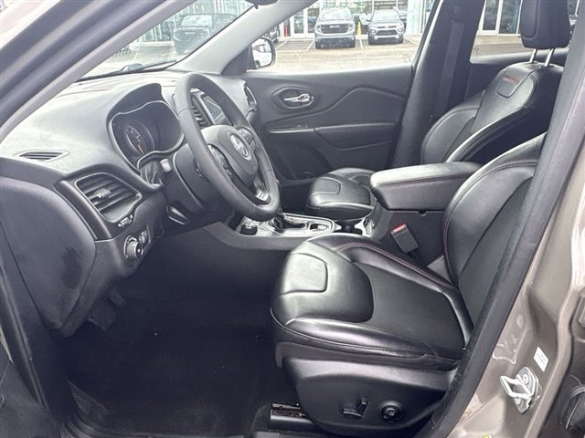 Used 2020 Jeep Cherokee Trailhawk image 18