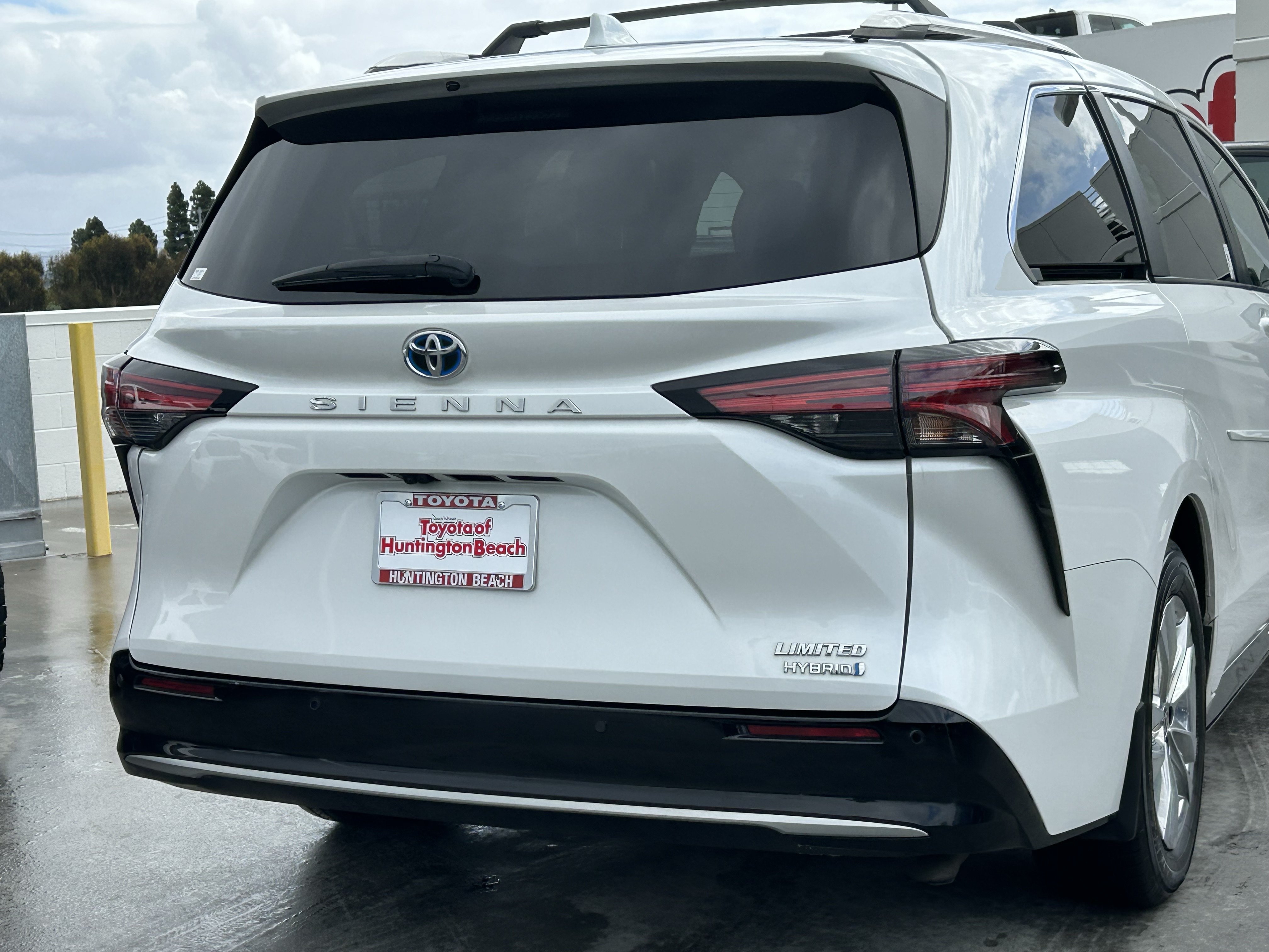 Certified 2024 Toyota Sienna Limited FWD image 4