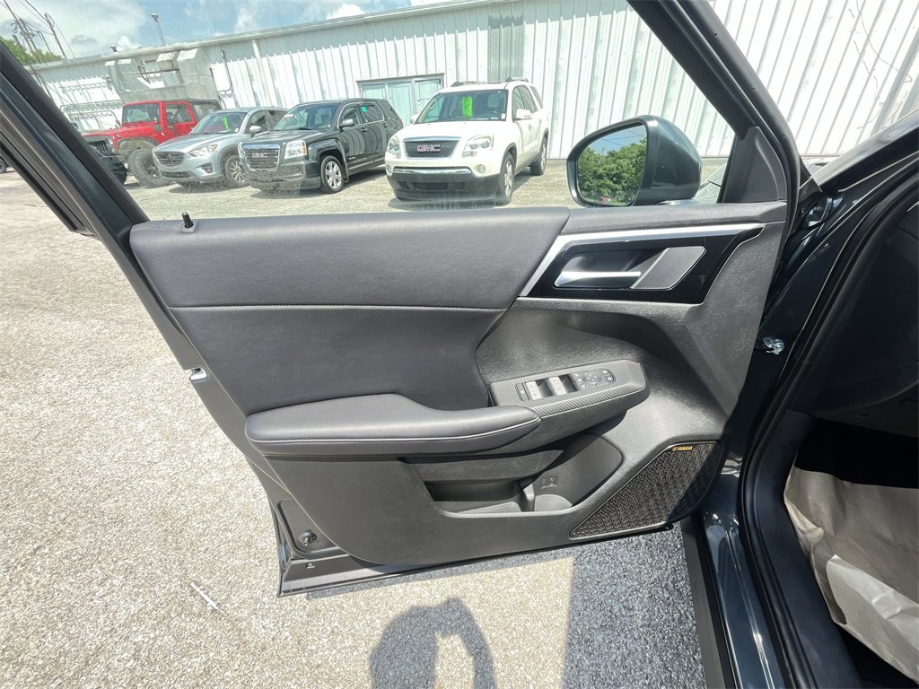 New 2025 Mitsubishi Outlander SE image 13