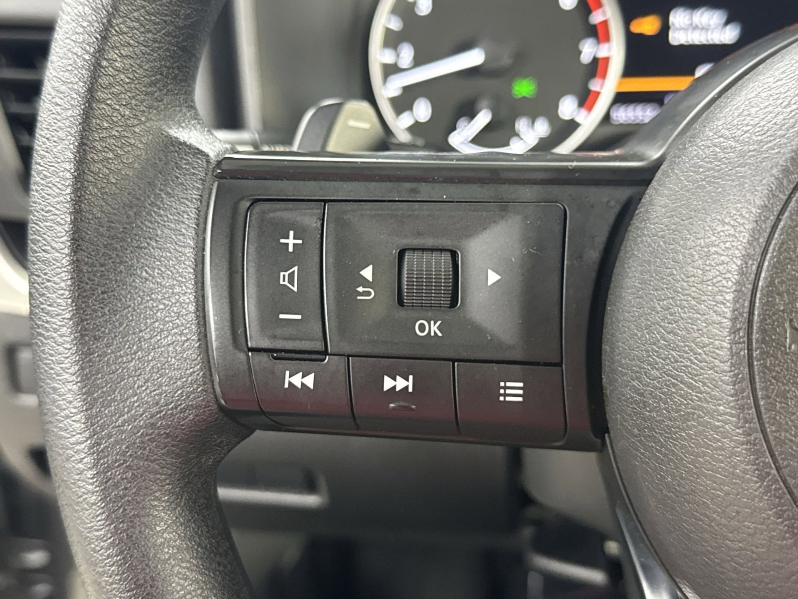 Used 2024 Nissan Rogue S image 37