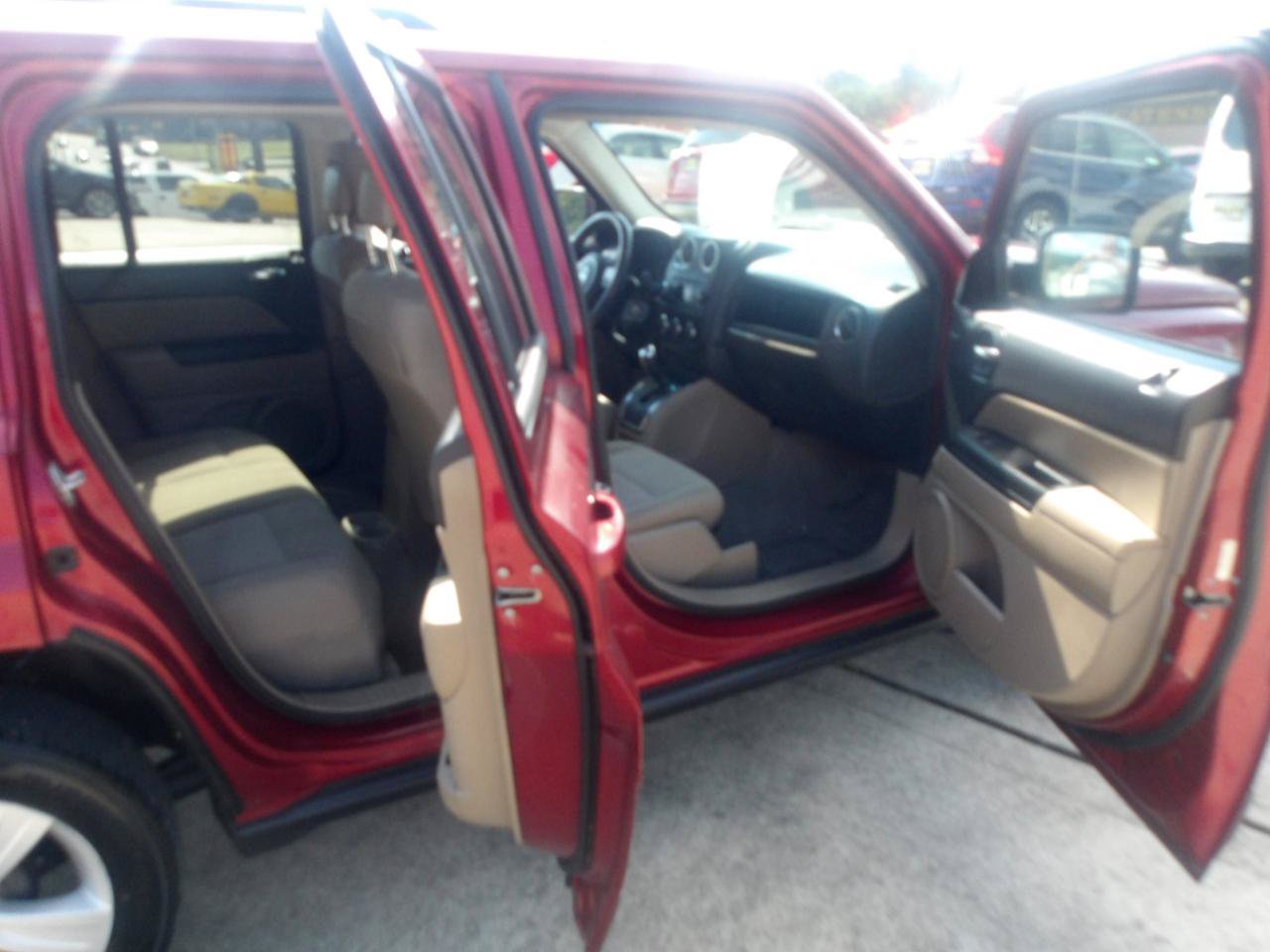 Used 2014 Jeep Patriot Latitude FWD image 6