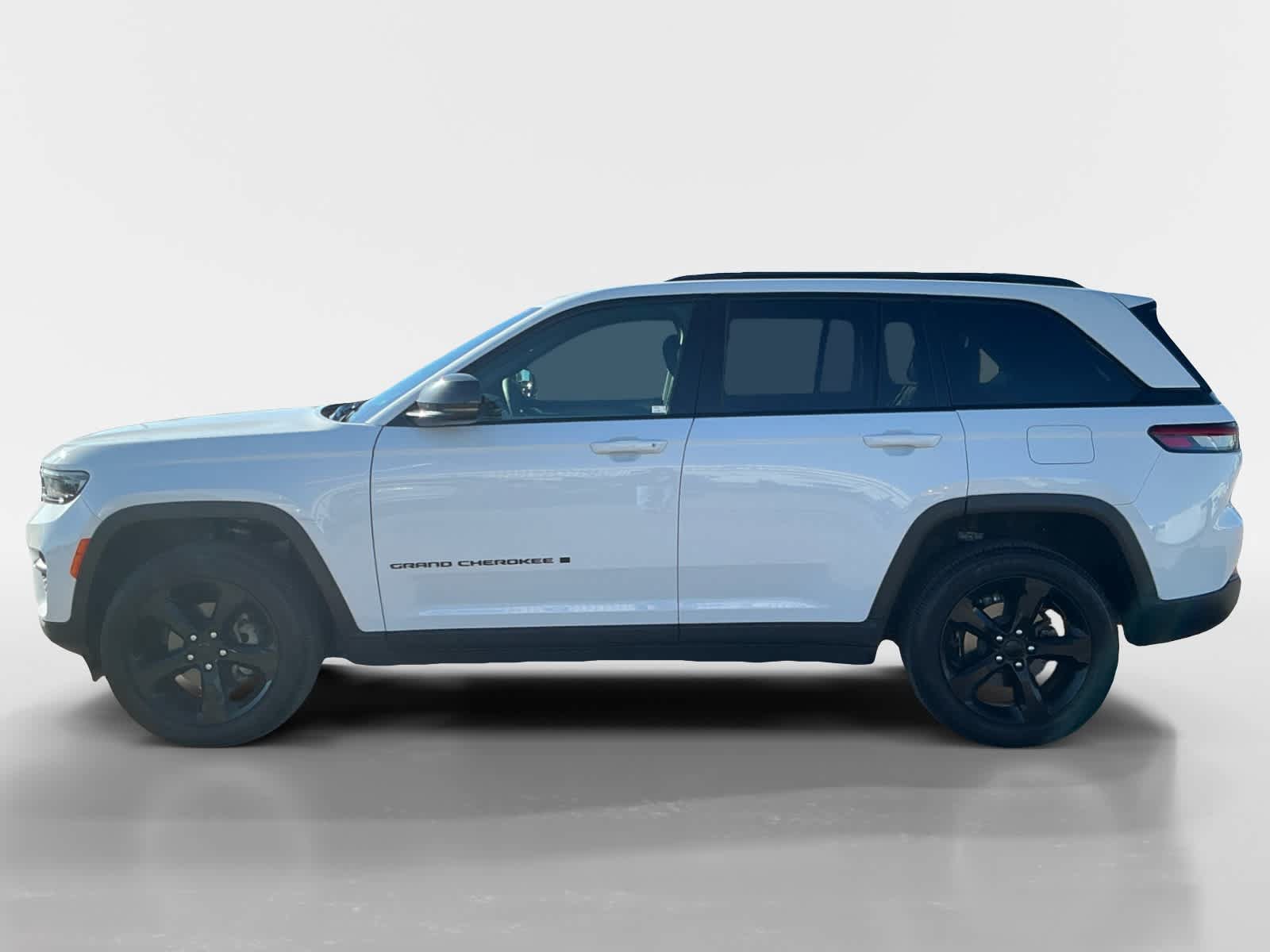 Used 2025 Jeep Grand Cherokee Altitude AWD/4WD image 2