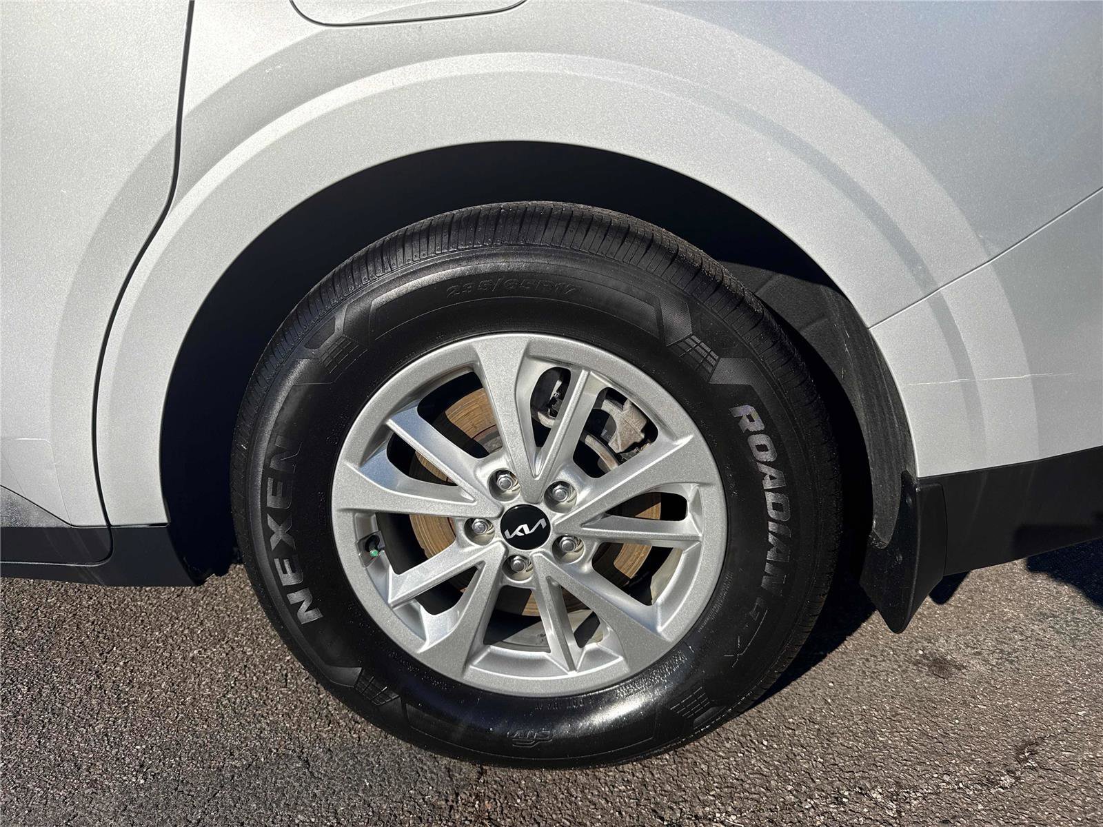 Used 2023 Kia Carnival LX image 31