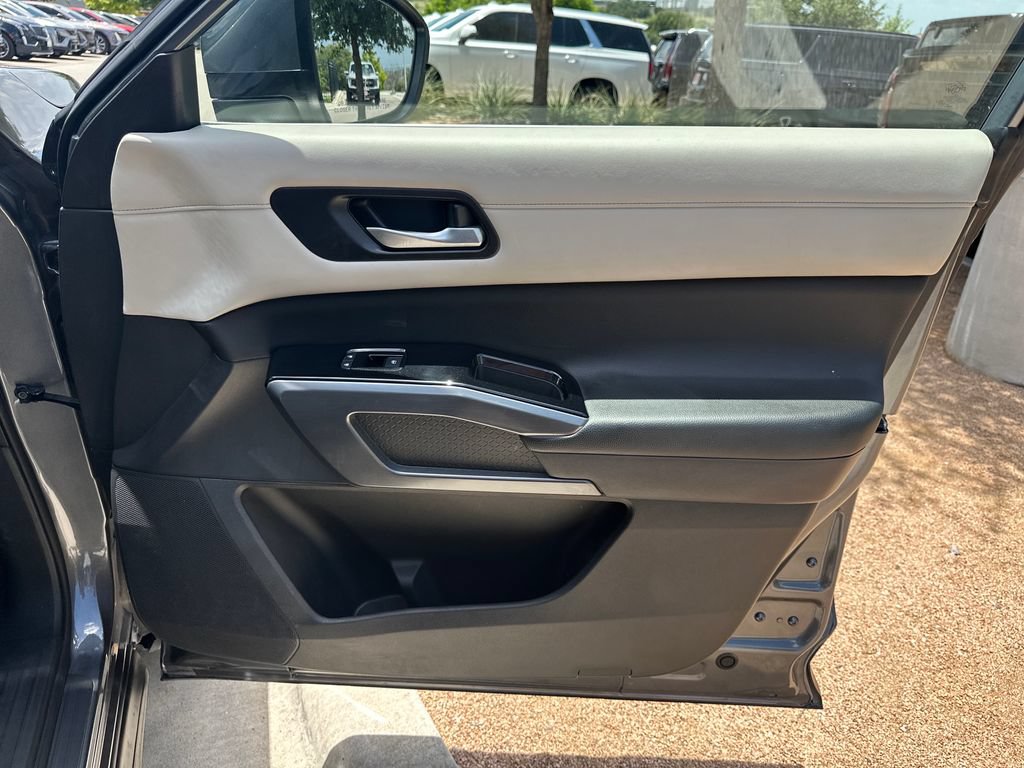 Used 2023 Nissan Pathfinder SL AWD/4WD image 38