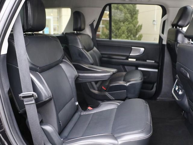 Used 2025 Ford Expedition Platinum image 13