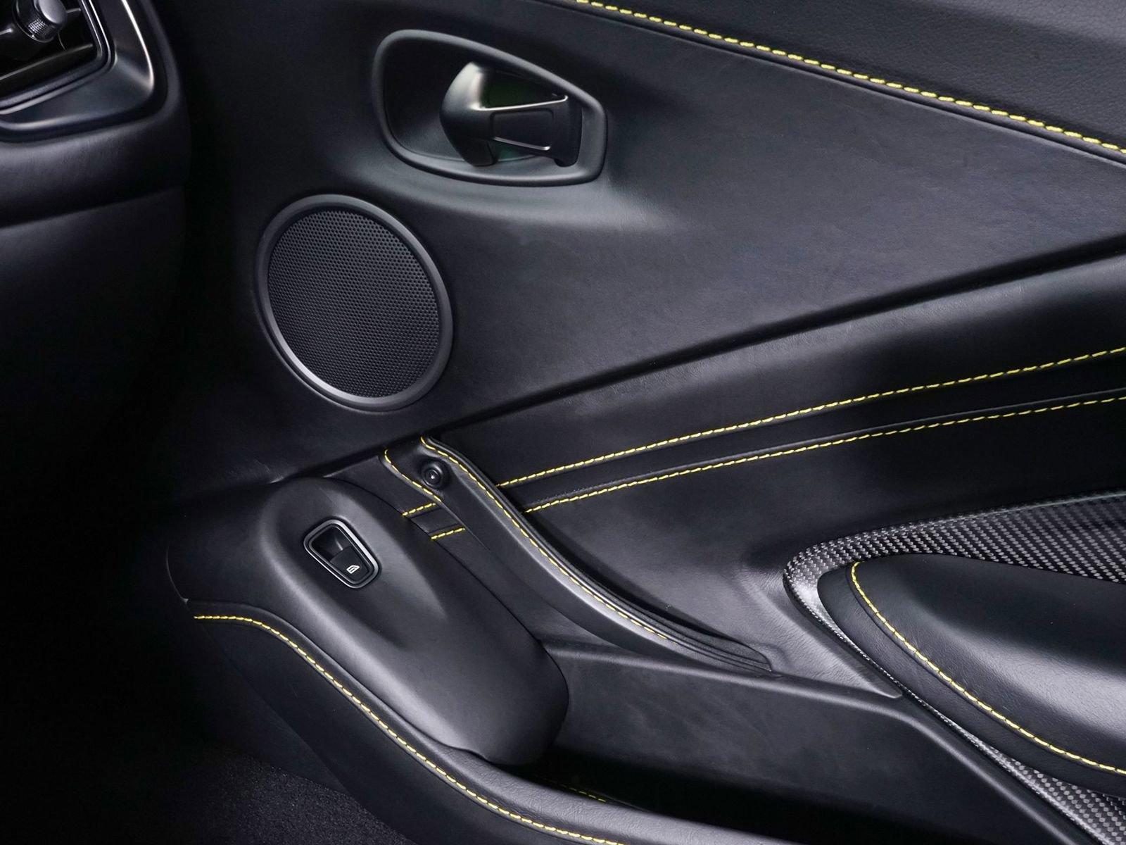 Used 2019 Aston Martin V8 Vantage Coupe image 23