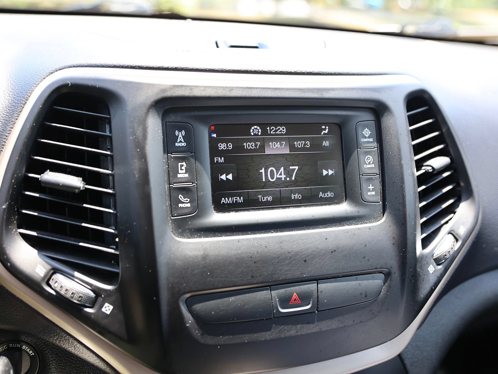 Used 2015 Jeep Cherokee Latitude w/ Cold Weather Group AWD/4WD image 26