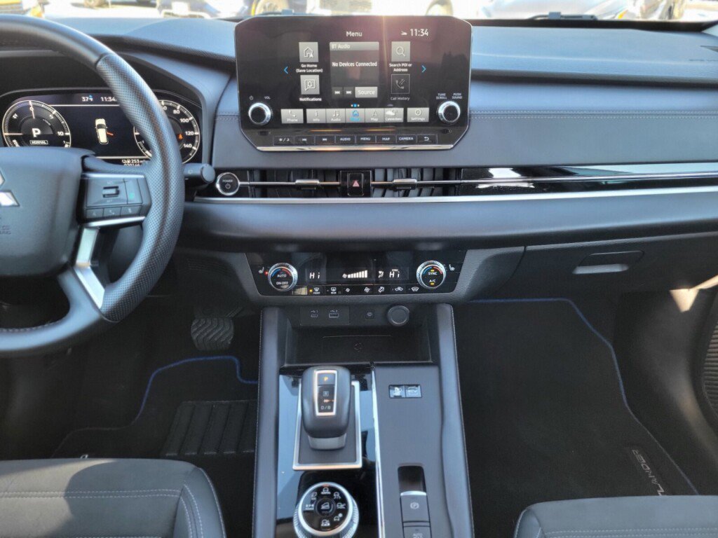 Used 2023 Mitsubishi Outlander SE image 11