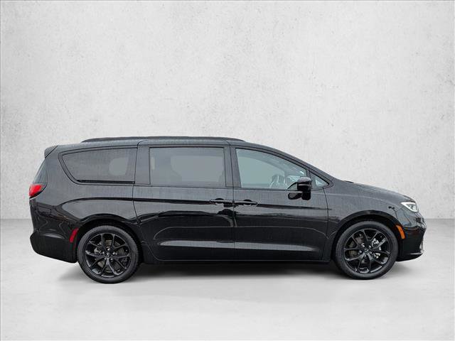 Used 2025 Chrysler Pacifica Limited image 4