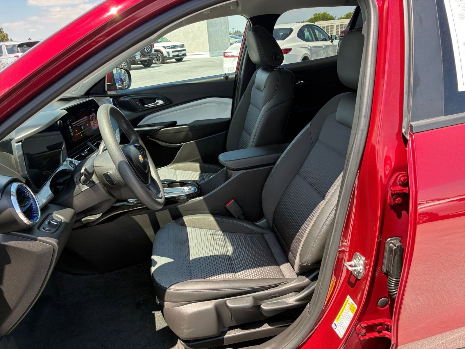 Used 2025 Chevrolet Trax LT FWD image 25