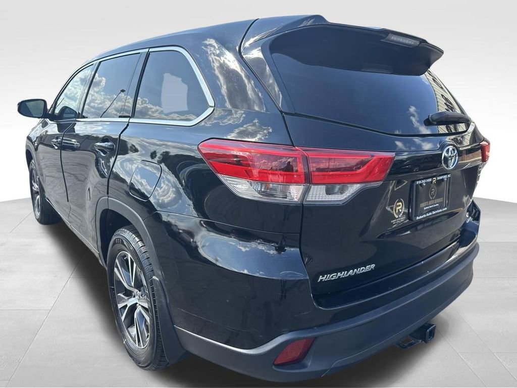 Used 2017 Toyota Highlander LE w/ Carpet Mat Package image 3