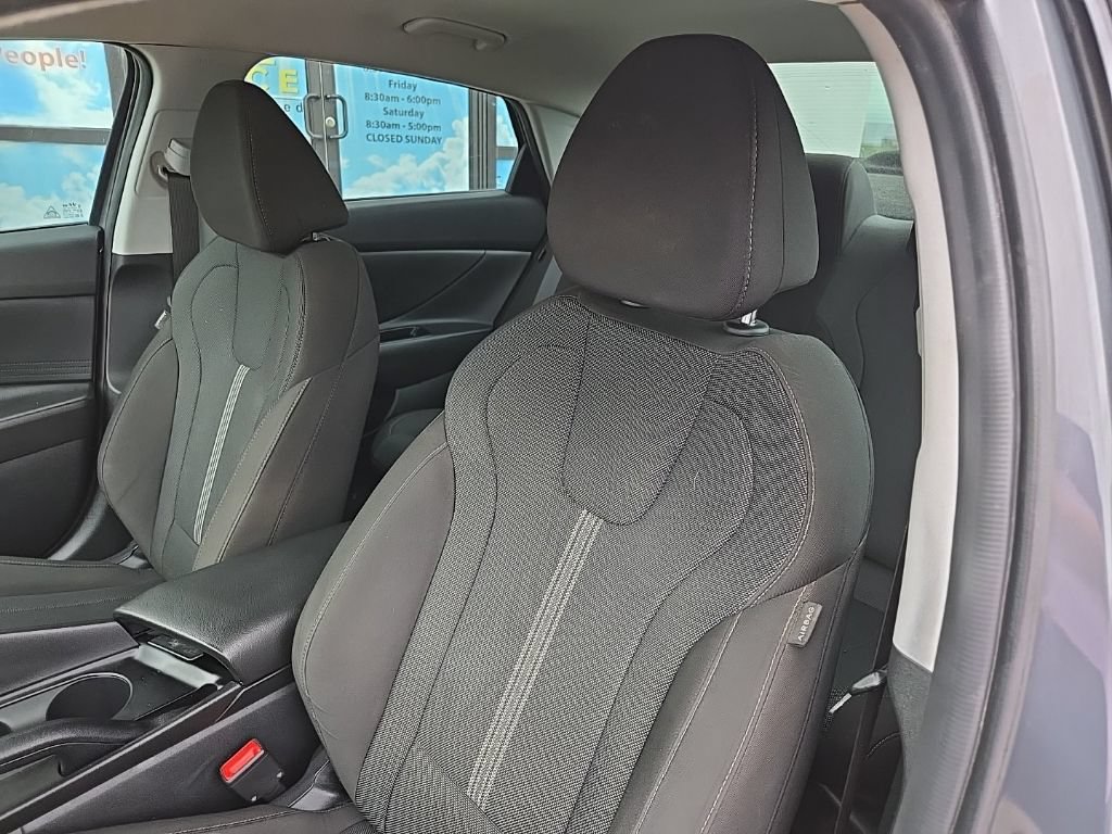Used 2025 Hyundai Elantra SE FWD image 31
