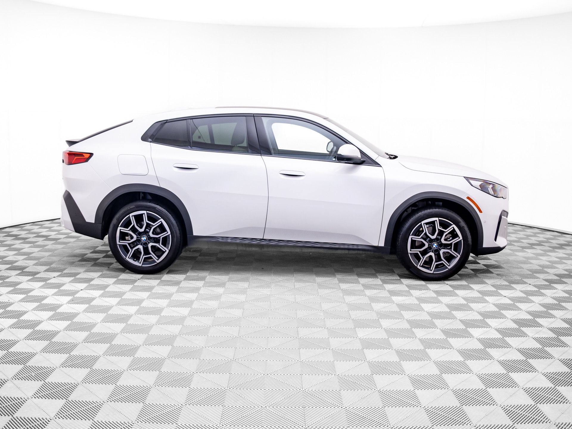 Used 2025 BMW X2 xDrive28i AWD/4WD image 6