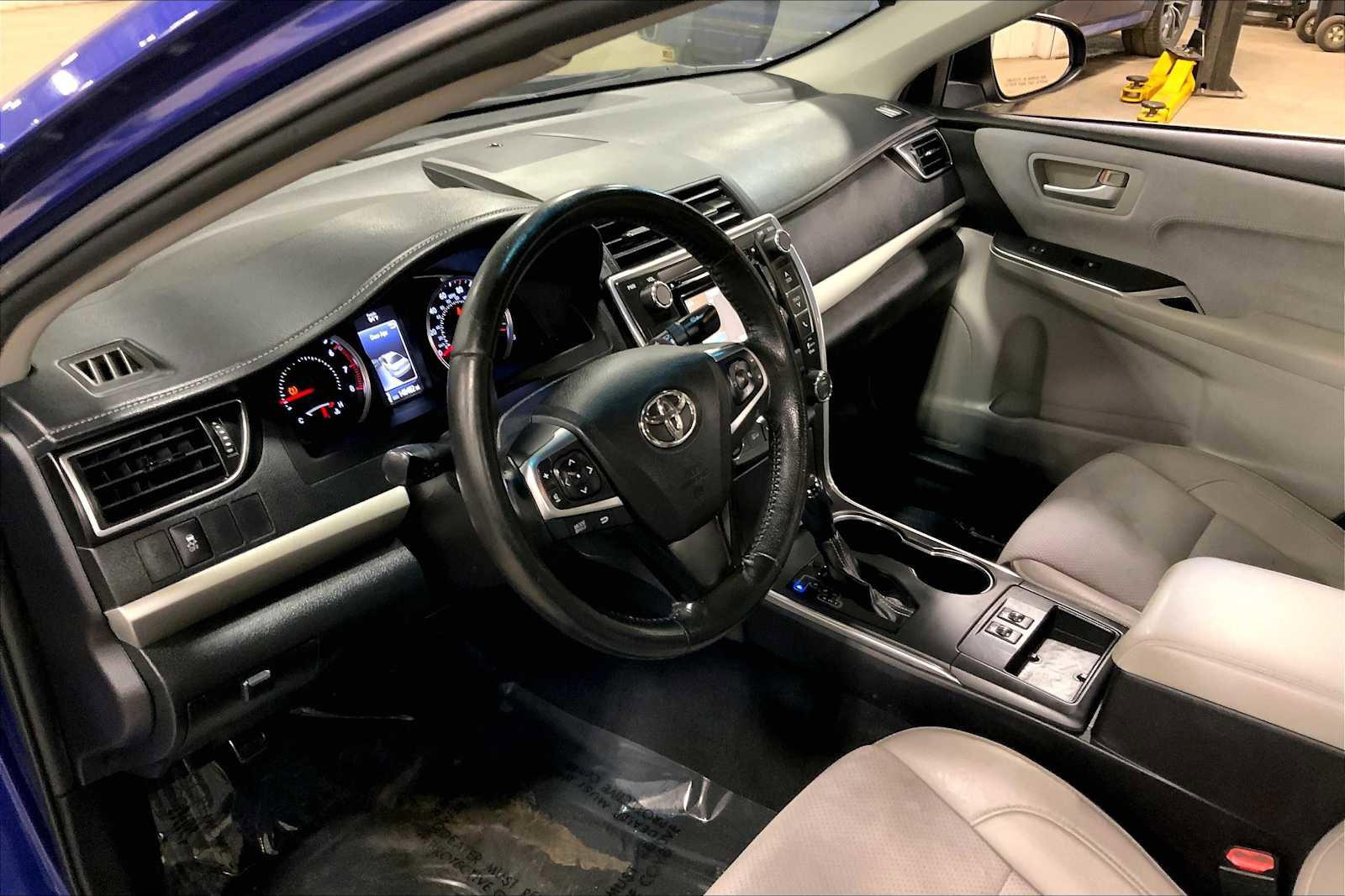 Used 2015 Toyota Camry XSE image 17