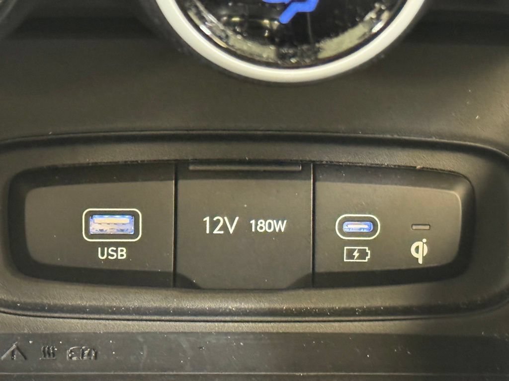 Used 2025 Hyundai Venue Limited FWD image 34